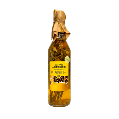 Dabīgs dzīvais ābolu etiķis ar dārza garšaugiem stikla pudelē.