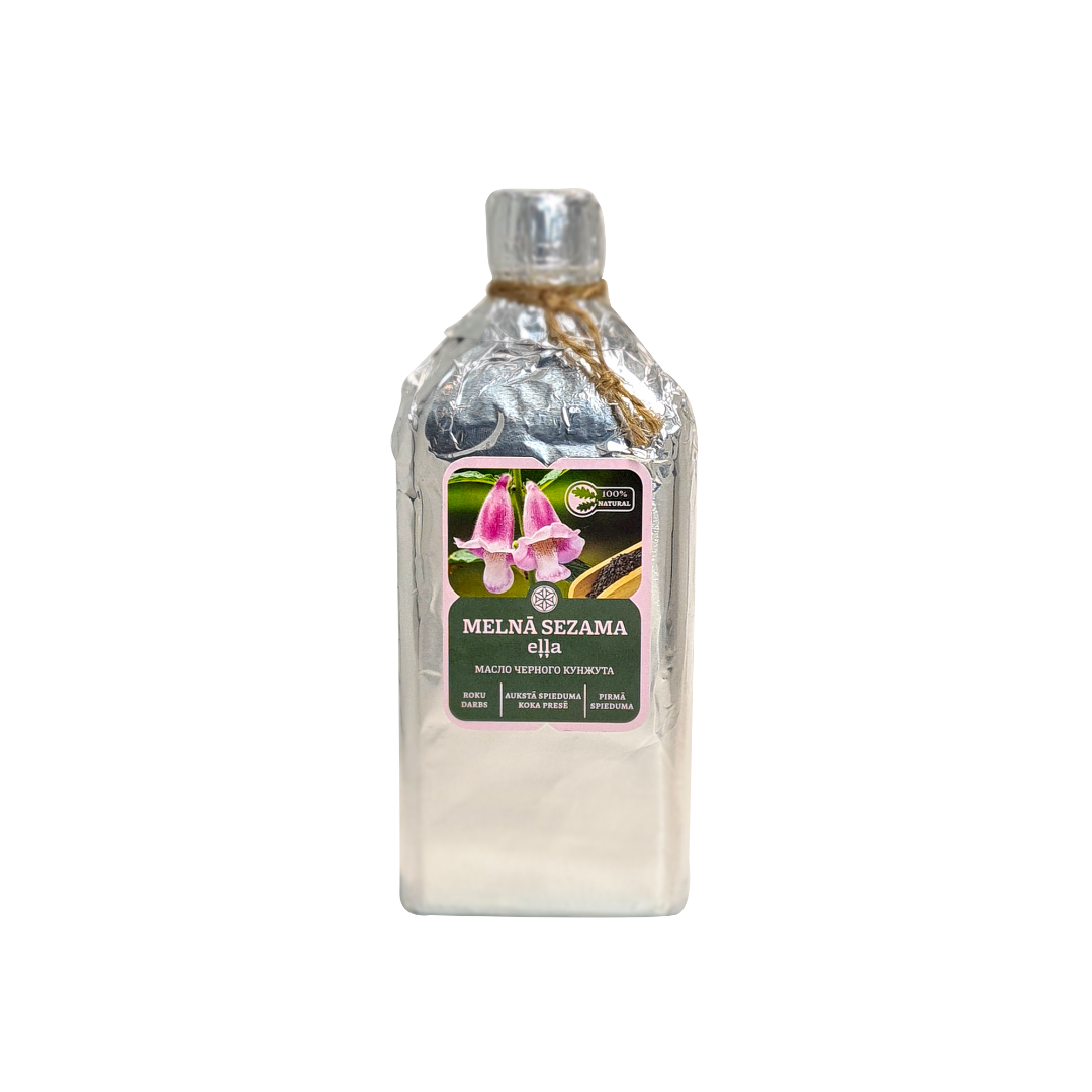 Melnā sezama eļļa 250ml stikla pudelē, kas ietīta sudraba folijā ar džutas auklu, uz balta fona. Uz etiķetes redzami purpura ziedi un teksts "MELNĀ SEZAMA eļļa" un "МАСЛО ЧЕРНОГО КУНЖУТА".